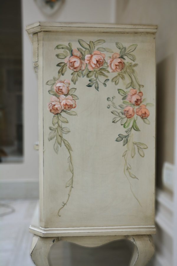 Shabby Chic beige coffee corner with floral hand painting