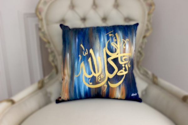 Golden Arabic calligraphy “توكلت على الله”
